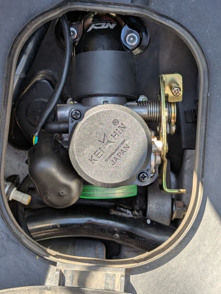 Carb sits high, but still hits the engine hanger.