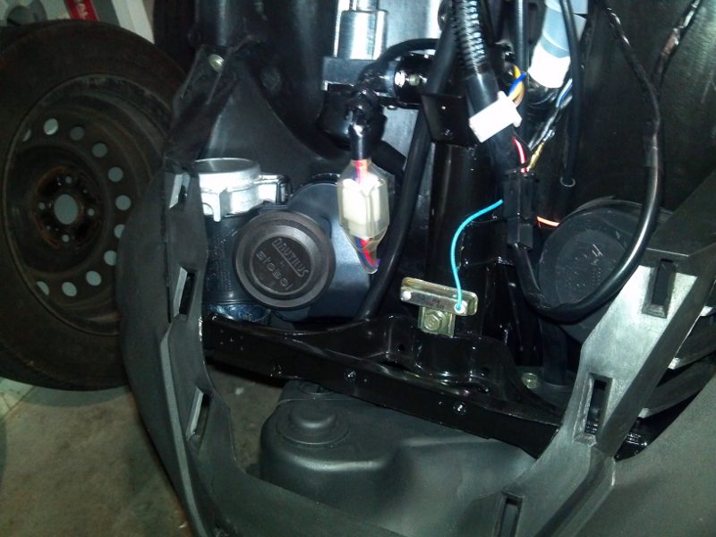 Stebel Nautilus Twin Air horn, suspended by friction.
